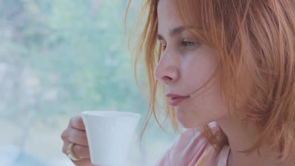 Portret van jonge mooie vrouw, drinken koffie in slow motion — Stockvideo