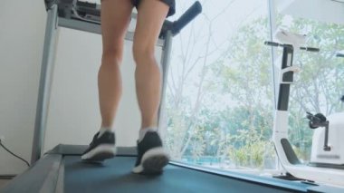 Koşu bandında, yakın çekim arka görüş sportif genç kadın