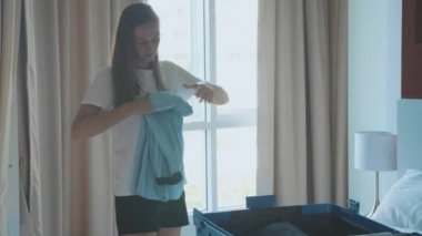 Genç bayan bir bavul topluyor. Gezgin yolculuğa hazırlanıyor..