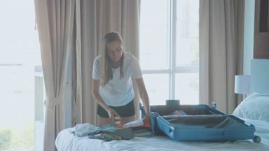 Genç bayan bir bavul topluyor. Gezgin yolculuğa hazırlanıyor..
