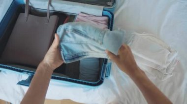 Genç bayan bir bavul topluyor. Gezgin yolculuğa hazırlanıyor..