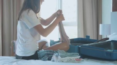 Genç bayan bir bavul topluyor. Gezgin yolculuğa hazırlanıyor..