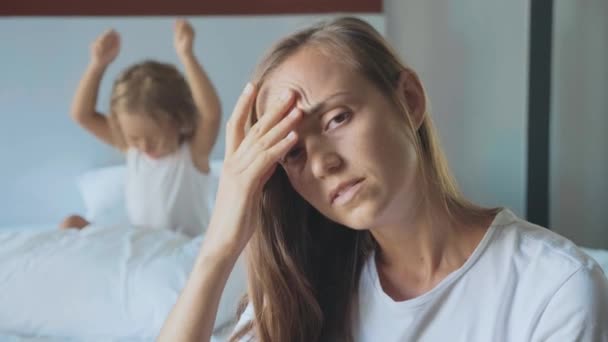 Mère bouleversée avec un petit enfant en colère criant oreiller sur le fond — Video