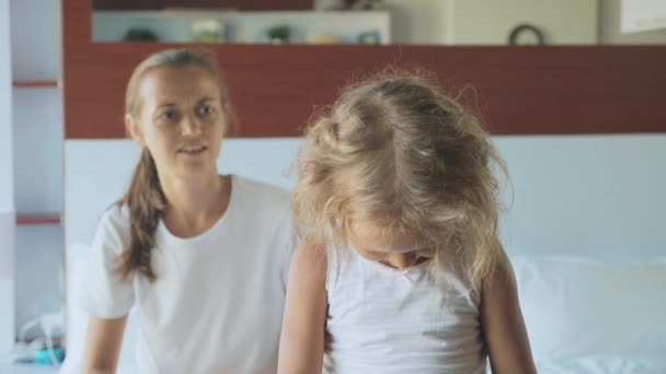 Boze moeder haar dochter scolding zittend op het bed in de slaapkamer thuis — Stockvideo