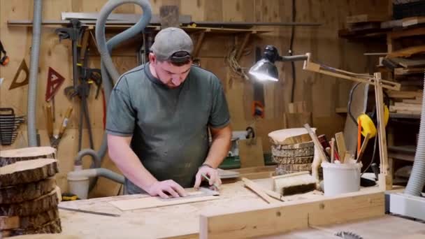 Mannelijke timmerman aan het werk bij timmerwerk — Stockvideo