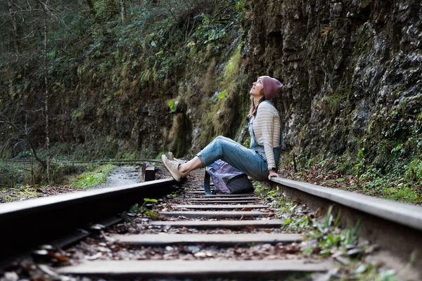 Joven mochilera mujer está sentada en tren y descansando sola — Foto de Stock