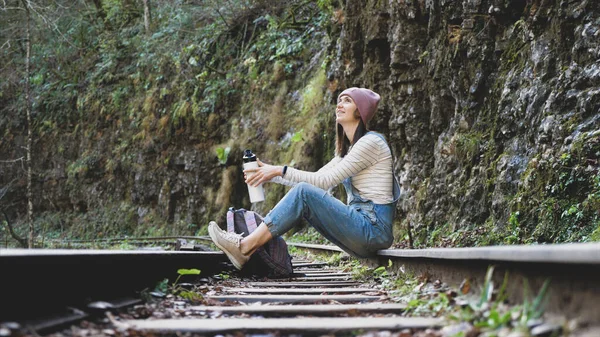 Joven mochilera mujer está sentada en tren y descansando sola — Foto de Stock