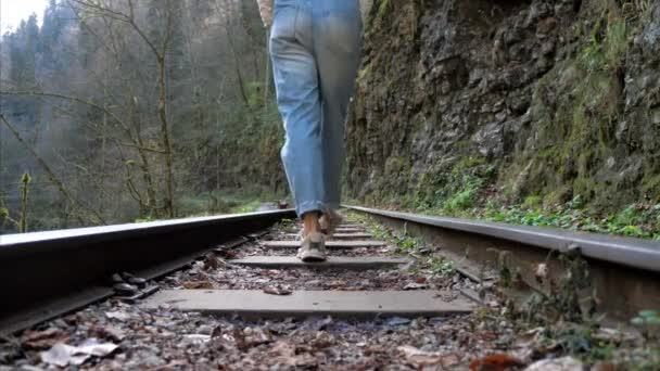 Młoda kobieta w dżinsach ogólnie chodzi po kolei samodzielnie — Wideo stockowe