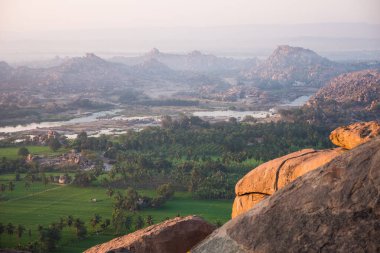 Gündoğumunda Hampi antik Hint şehrine bakın.
