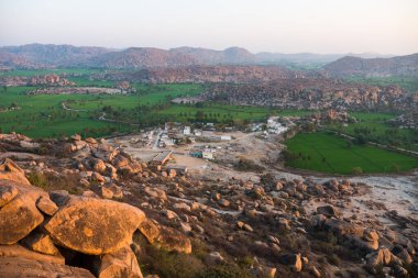 Gündoğumunda Hampi antik Hint şehrine bakın.