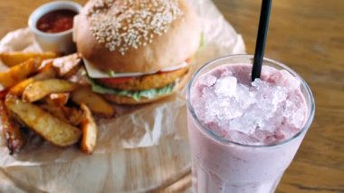 Tahta tahtada hamburgerli çıtır patates. Fast food konsepti.