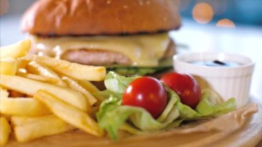 Tahta tahtada hamburgerli kızarmış patates kızartması. Fast food konsepti.