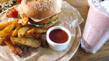 Tahta tahtada hamburgerli çıtır patates. Fast food konsepti.