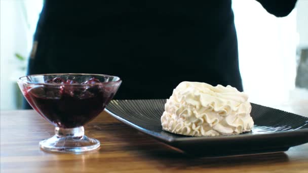 Pastel de cocina chef con crema. Cocine usando una bolsa de pastelería para preparar postre dulce . — Vídeos de Stock