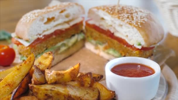 Patatas rústicas crujientes con hamburguesa sobre tabla de madera. Concepto de comida rápida . — Vídeos de Stock