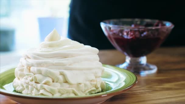 Séf főzés habcsók torta tejszín és cseresznye lekvár. — Stock videók