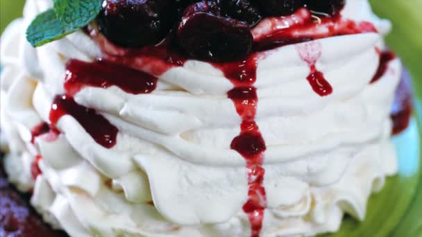 Meringue cake with cream and cherry jam, close-up. — Stock Video