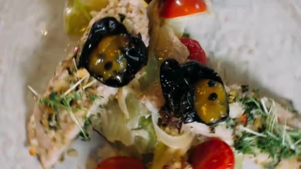 Modern bord met trendy gedecoreerde smakelijke visschotel met champignons en groenten — Stockvideo