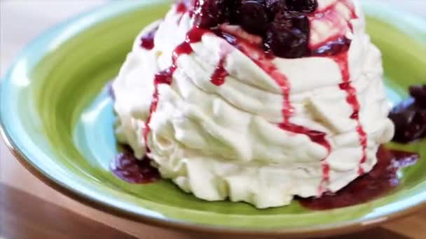 Baiser-Kuchen mit Sahne und Kirschmarmelade, Nahaufnahme. — Stockvideo