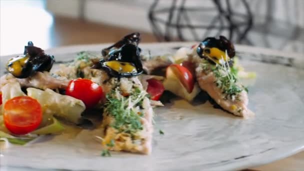 Современная тарелка с модным декорированным вкусным блюдом из рыбы с грибами и овощами — стоковое видео