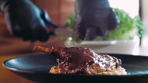 Şef restoranda kızarmış ördeğin üzerine mikroyeşil ekliyor. — Stok video