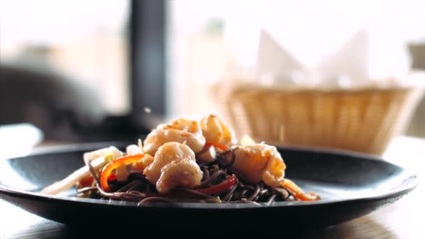 Sementes de gergelim está caindo no tradicional asiático soba stir-fry macarrão com camarão — Vídeo de Stock