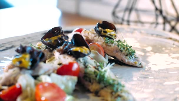 Piatto moderno con gustoso piatto di pesce decorato alla moda con funghi e verdure — Video Stock