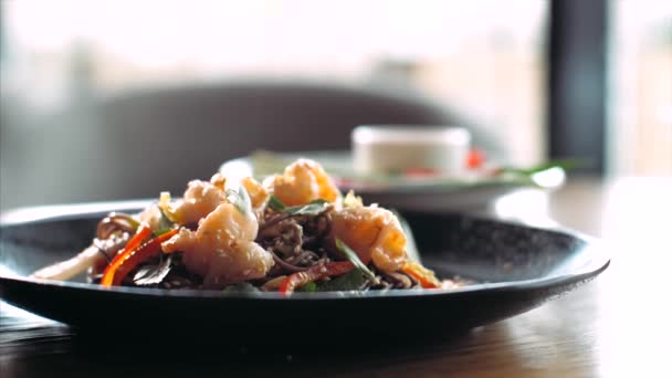 Greens frescos está caindo no tradicional asiático soba stir-fry macarrão com camarão — Vídeo de Stock