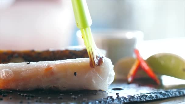 Schmiert eine Sauce auf original asiatische Frühlingsrollen, Nahaufnahme. — Stockvideo