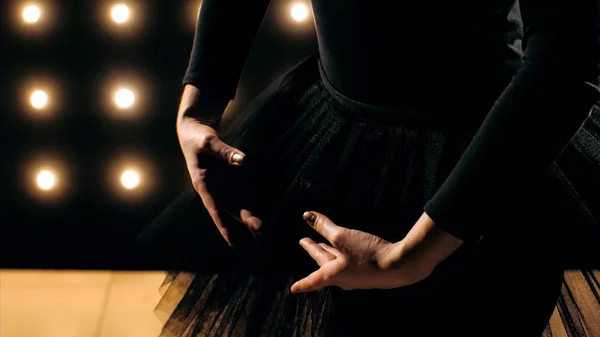 Силует балерини в чорній сукні танцює балет у темній студії . — стокове фото