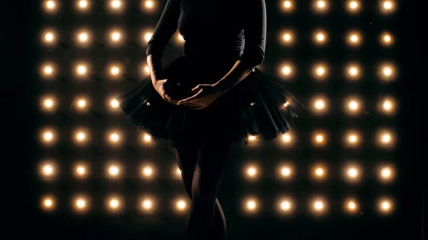 Siyah etekli balerin silueti karanlık stüdyoda bale yapıyor.. — Stok fotoğraf