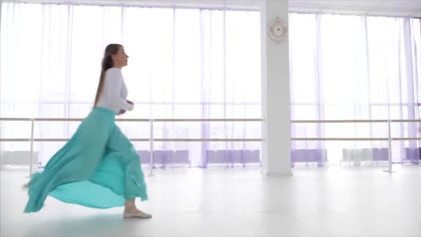 Bailarina de ballet está saltando en un ensayo un elemento de baile . — Vídeos de Stock