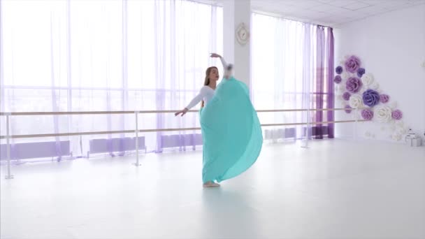 Ballet danser repeteert een danselement. — Stockvideo