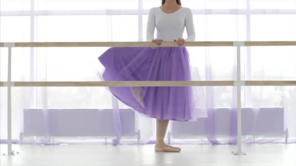 Профессиональная балерина ставит ногу на стойку для баррикад . — стоковое видео