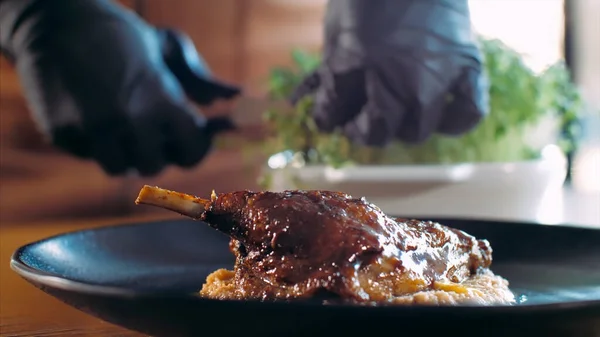 Šéfkuchař přidání mikrozeleně na pečené kachny v restauraci — Stock fotografie