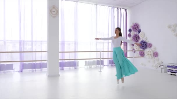 Артистка балета репетирует танцевальные элементы . — стоковое видео