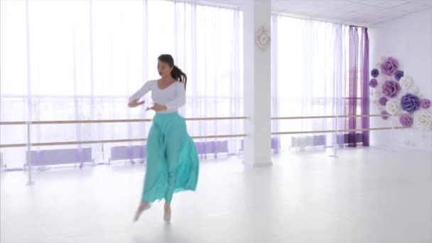 Bailarina de ballet está ensayando un elemento de baile . — Vídeo de stock