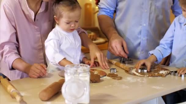 Вся родина робить печиво разом на Різдво . — стокове відео