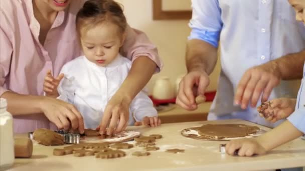 Het hele gezin maakt samen koekjes voor Kerstmis.. — Stockvideo