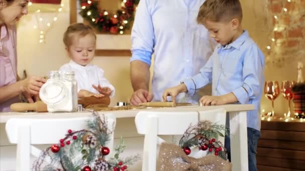 Het hele gezin maakt samen koekjes voor Kerstmis.. — Stockvideo