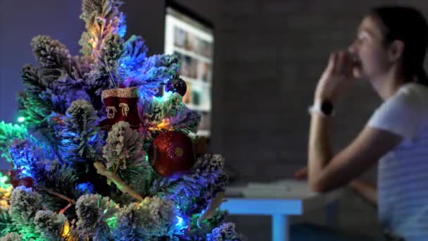 Tânăra femeie lucrează la computerul desktop în întuneric la sărbătorile de Crăciun . — Videoclip de stoc