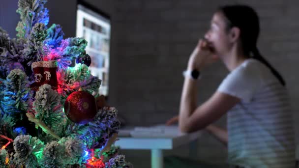 Wanita muda bekerja pada komputer desktop dalam gelap pada hari libur Natal . — Stok Video