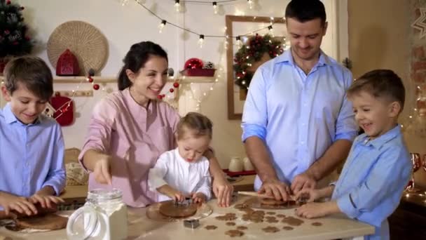Ganze Familie backt gemeinsam Plätzchen für Weihnachten und hat Spaß. — Stockvideo