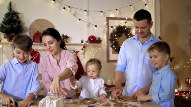 Het hele gezin maakt samen koekjes voor Kerstmis en heeft plezier. — Stockvideo