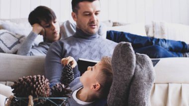 Aile evde birlikte vakit geçirir.