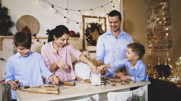 Toute la famille fait des biscuits ensemble pour Noël . — Photo