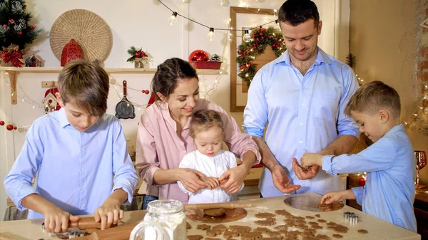 Вся родина робить печиво разом на Різдво . — стокове фото