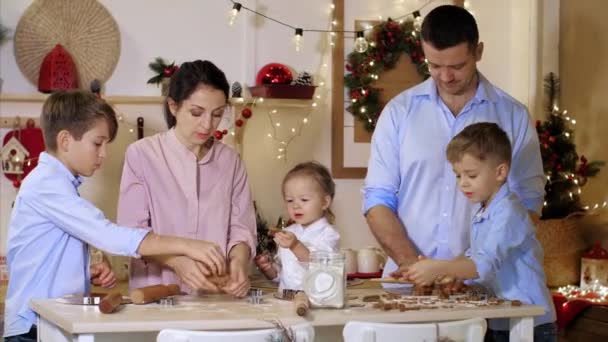 Het hebben van veel kinderen familie is het maken van koekjes samen voor Kerstmis. — Stockvideo