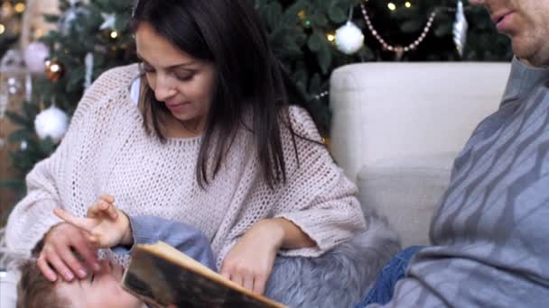Familie brengt tijd samen door thuis in Kerstavond. — Stockvideo