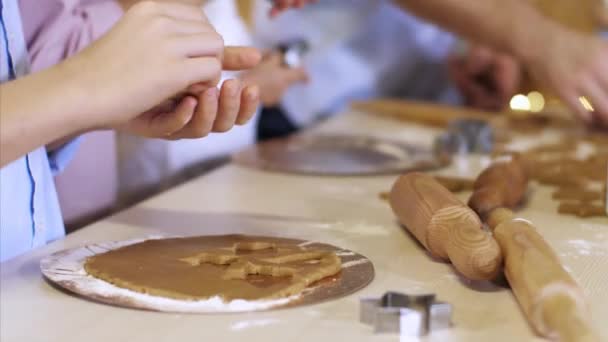Παιδικό χέρι διαμορφώνει μια ζύμη με μια μορφή χάλυβα για ψητά μπισκότα — Αρχείο Βίντεο
